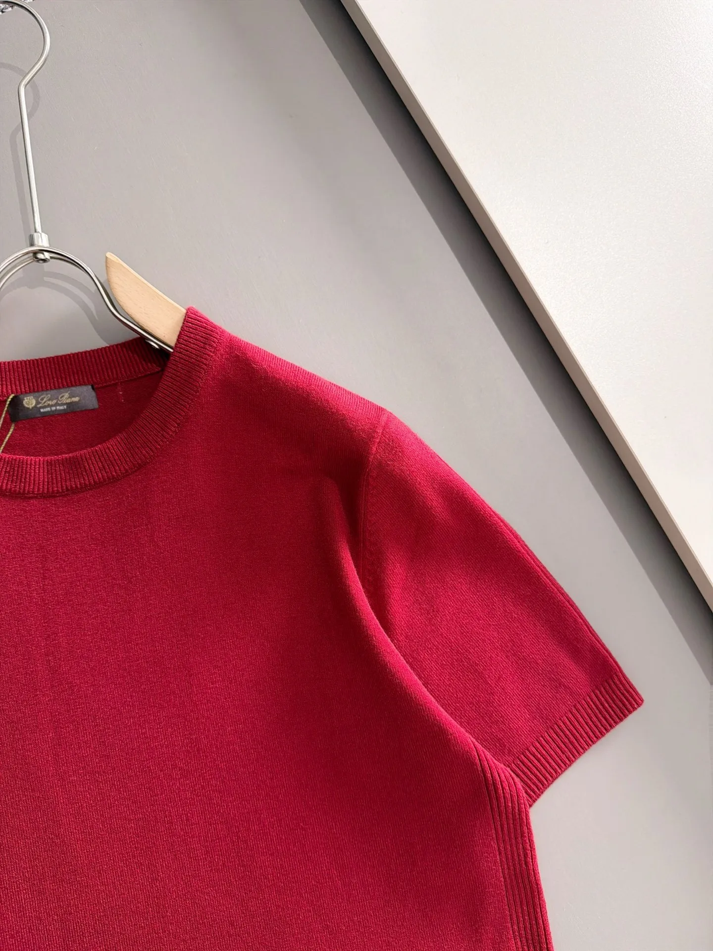 LP high quality Loro Piana 26ss New Arrival men's short-sleeved T-shirt. Made of combed cotton yarn knitted cotton fabric, no pressure when entering and exiting the counter. Exclusive control of raw materials. It feels substantial when weighed, and the upper body is more textured than ordinary T-shirts. This texture can handle the weather easily and is suitable for both hot and cold! Loose fit design, looks noble. The only correct version is available Size: M to 3XL